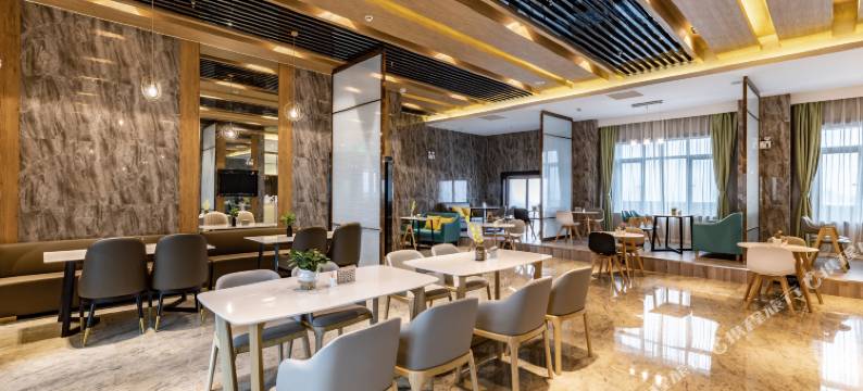 长沙五一广场晚报大道亚朵酒店图片