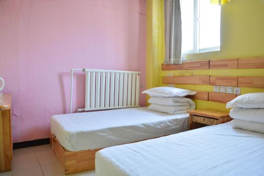 开业:2009宾馆设施齐全,房间干净整洁,周边紧邻餐饮,小吃,娱乐,休闲