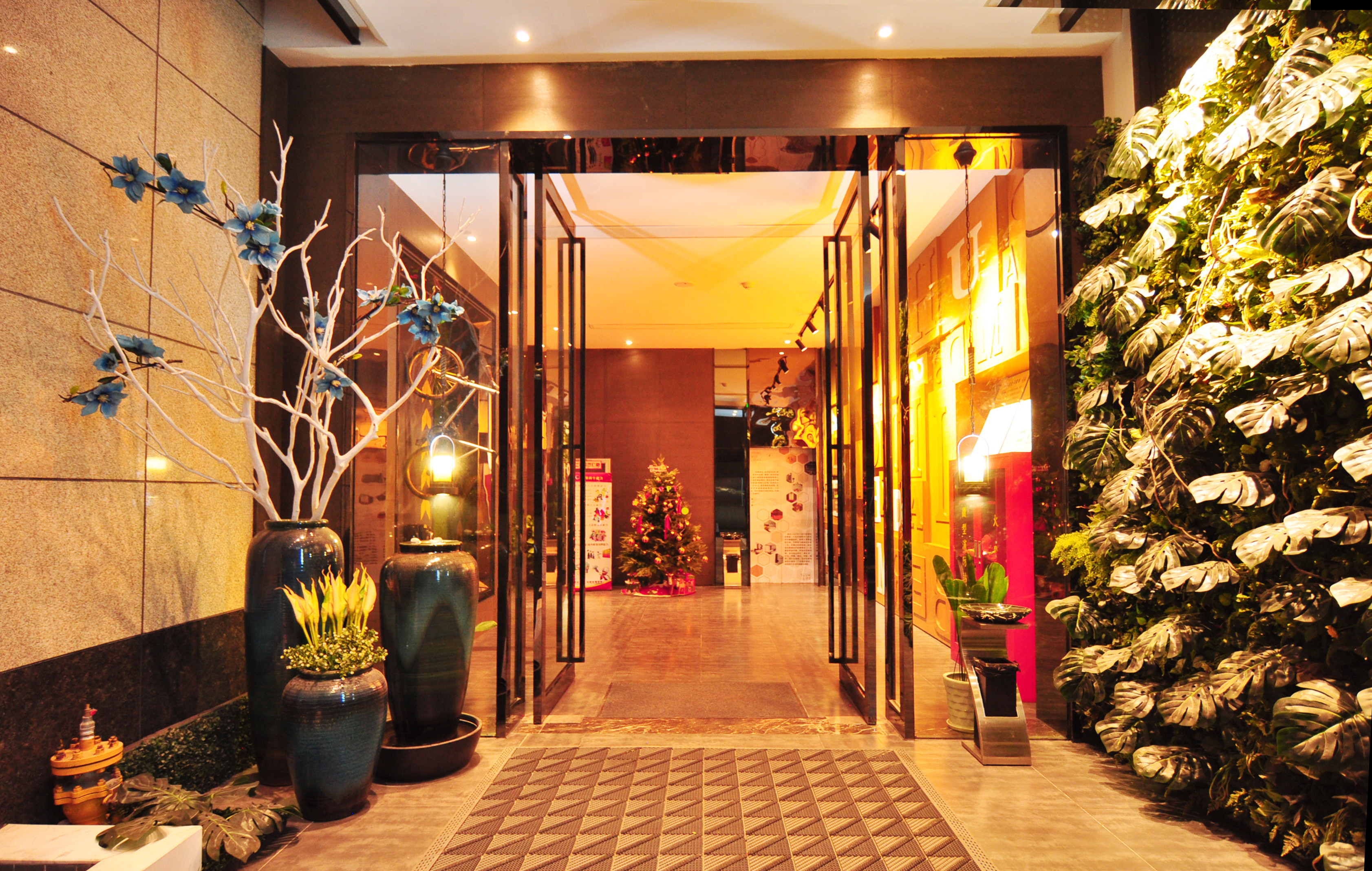 Berman Hotel (Hangzhou East Station Mingshi Road Subway Station)Over view