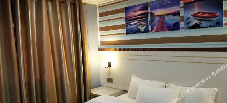 涠洲夕阳海岸沙滩木屋图片