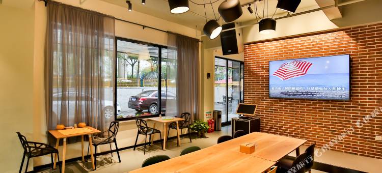 蓝乔青旅酒店(大连北站华南广场店)图片