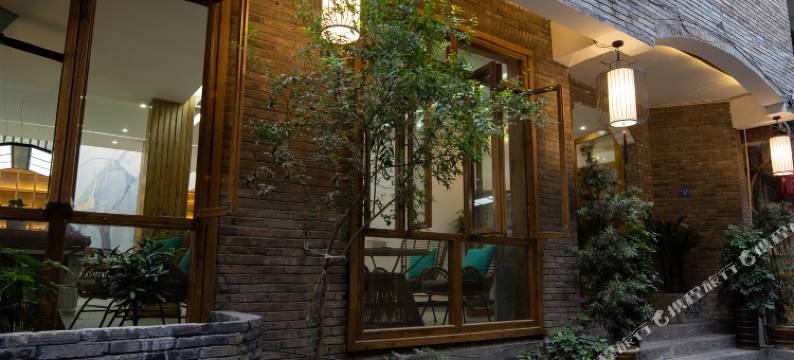 凤凰几何轻宿(凤凰古城景区虹桥店)图片