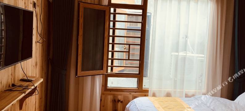 龙山惹巴拉民俗楼图片