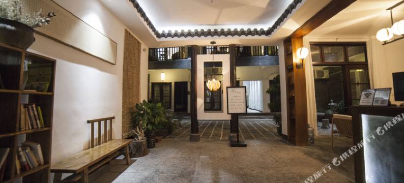 凤凰等李庭院客栈(古城东门店)图片