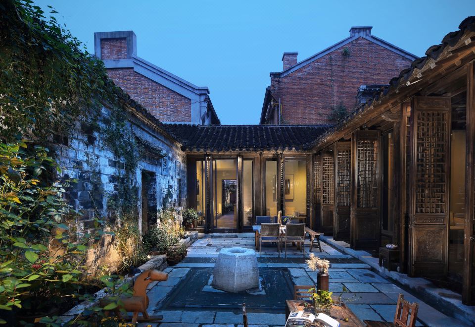 Huaji Hotel Hotel Overview