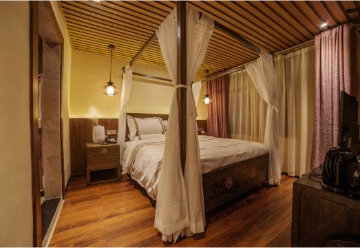 Shangri-La Flower Jinzhao Boutique Inn (Dukezong Ancient City Branch) Hotel Overview