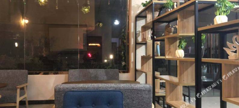 海螺沟川渝印象假日风情酒店图片