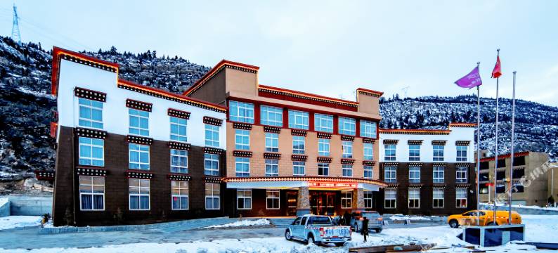 八宿紫宸泊阅大酒店(然乌湖店)图片