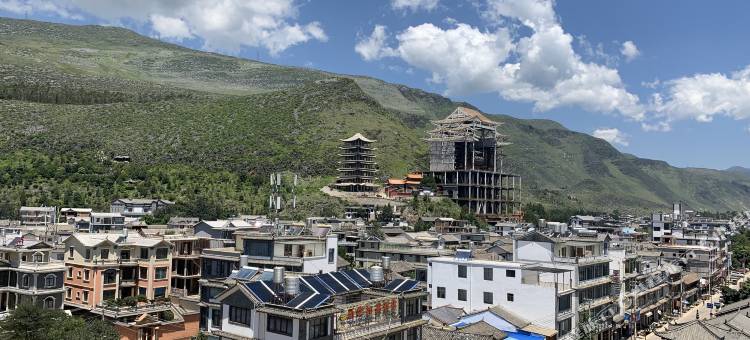 鹤庆光辉假日酒店图片