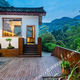 峨眉山荷堂揽月温泉民宿