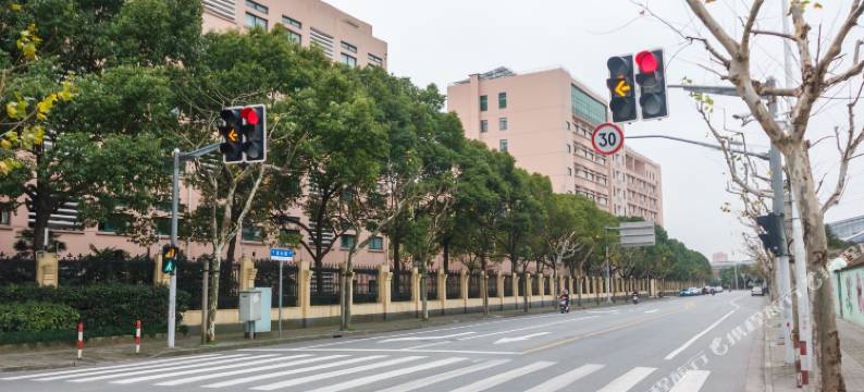 芭比伦电竞酒店(上海李子园地铁站店)图片