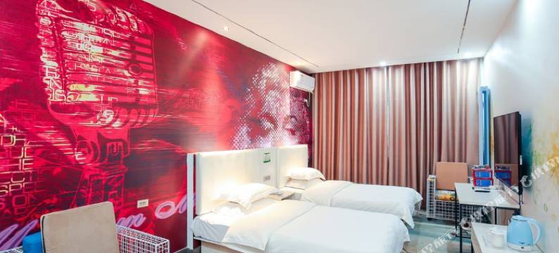 致青春电竞酒店(星月时代广场巩义站店)图片