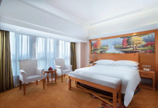 Vienna Hotel (Songming Dianzhong New District) Hotel Overview