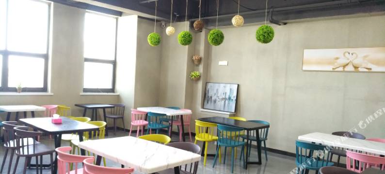 万优轻奢酒店(银川宁大怀远夜市店)图片