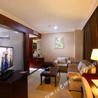 鸿腾酒店老总_巨腾国际老总图片