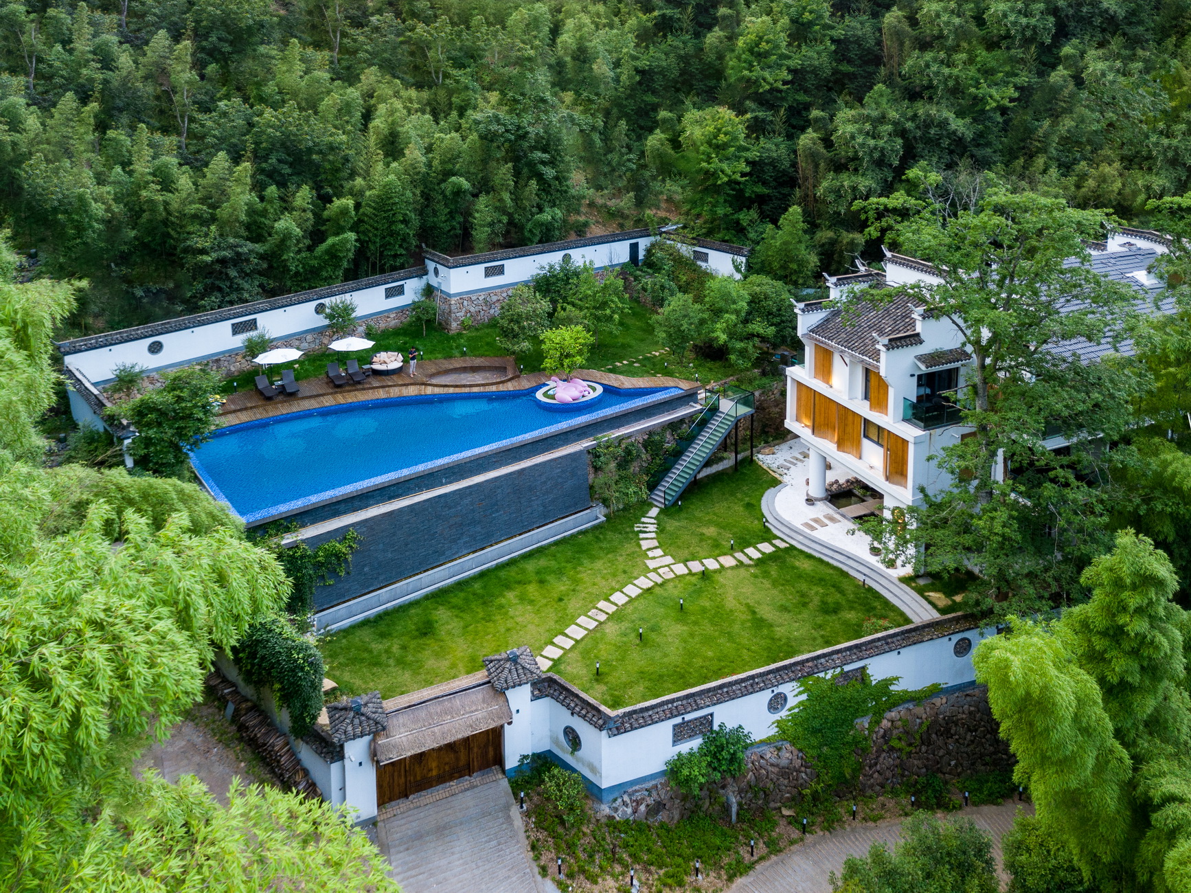 Cloudy Stay HotelOver view