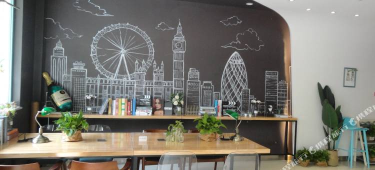 柏维轻居酒店(建设中路濮阳市中心广场店)图片