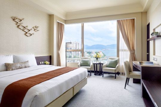 面朝大海,背靠市中心,距三亚湾椰梦长廊步行约5-8分钟,酒店周边商业