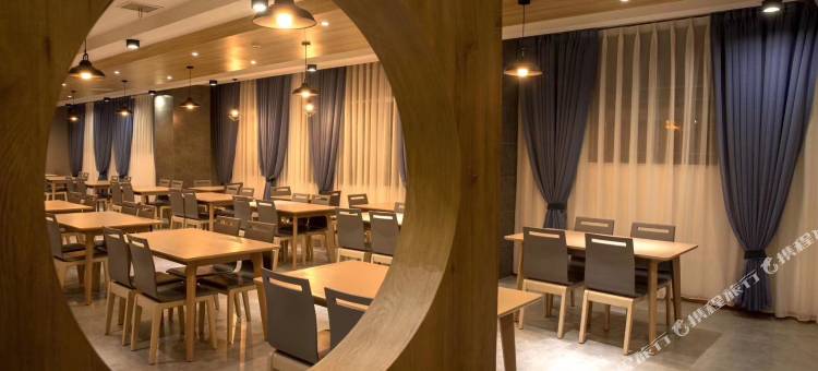 来住星辰酒店(西昌邛海火把广场店)图片