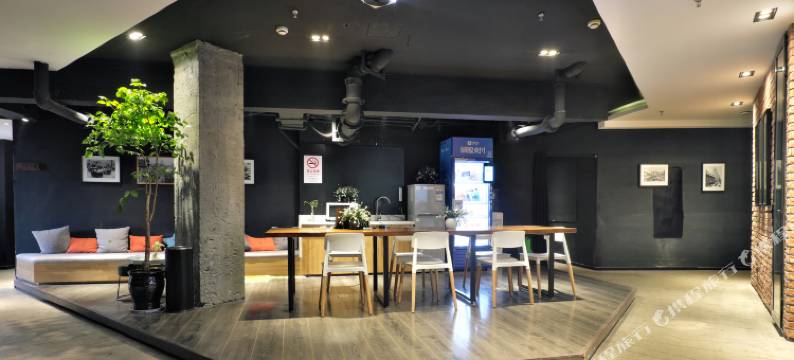 尖微空间旅行酒店(上海火车站二店)图片