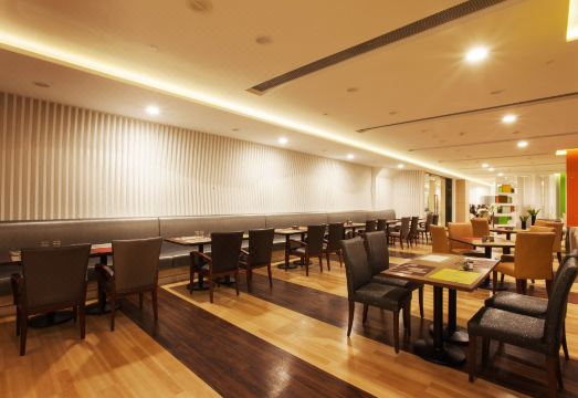 the Summit HotelHotel Overview