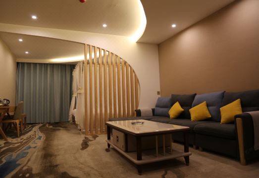 Huaning Renhe Hotel Hotel Overview