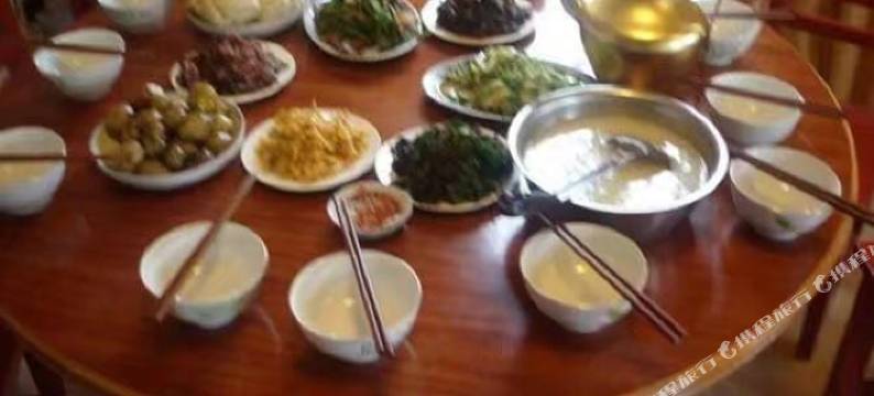 宝兴鸿山鼎大酒店图片