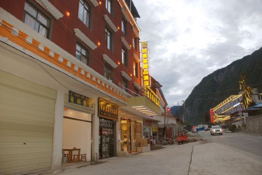 该酒店位于有"西藏江南"之称的林芝市波密县318国道扎木大桥旁