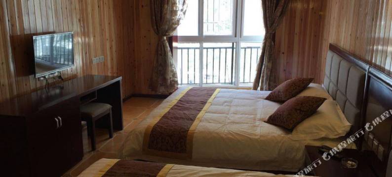 泸定川边宾馆图片