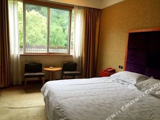 常山县泓影酒店