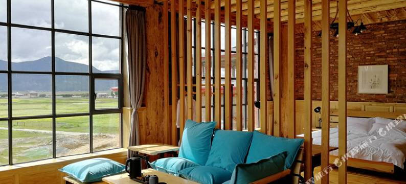 香格里拉东山顶上草原村舍图片