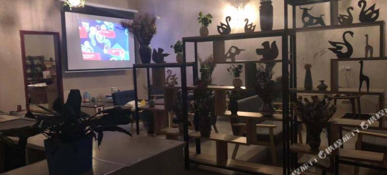 海螺沟川渝印象假日风情酒店图片