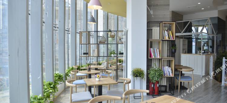 中锦假日酒店(青岛大学麦岛地铁站店)图片