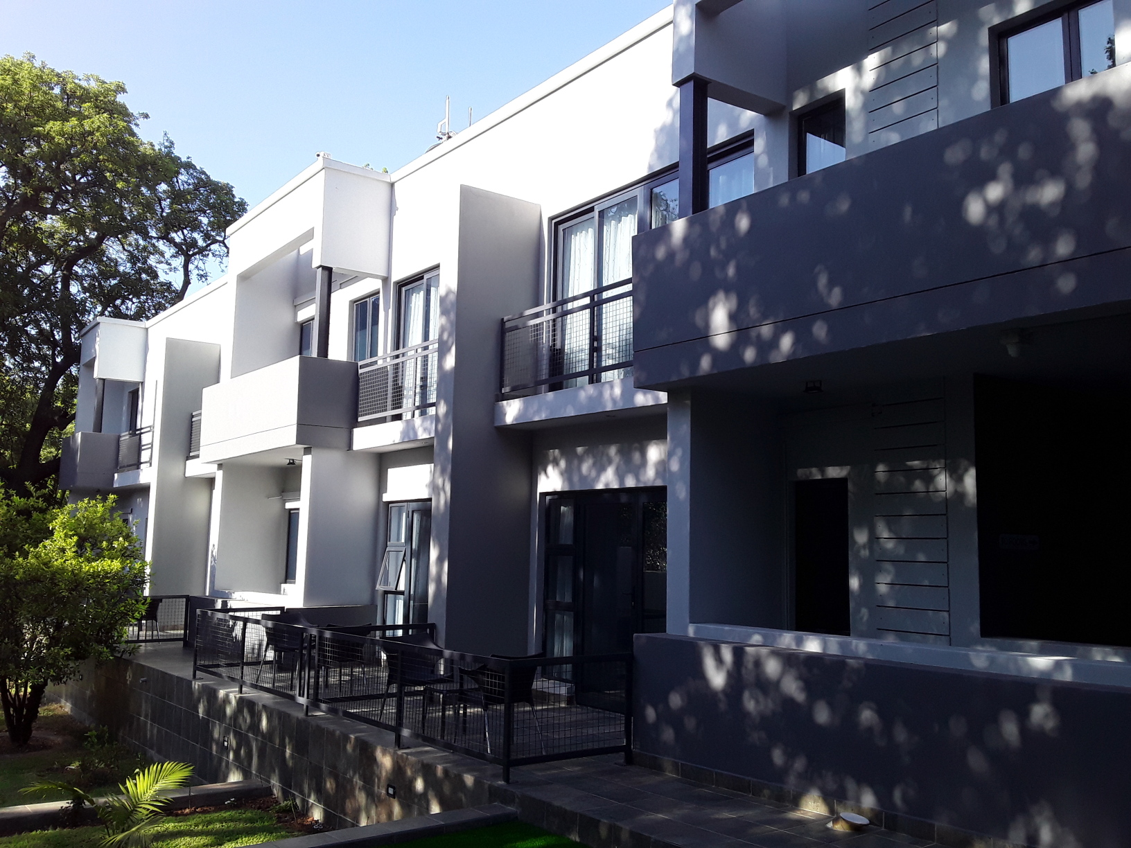 La Orchard Hotel Over view