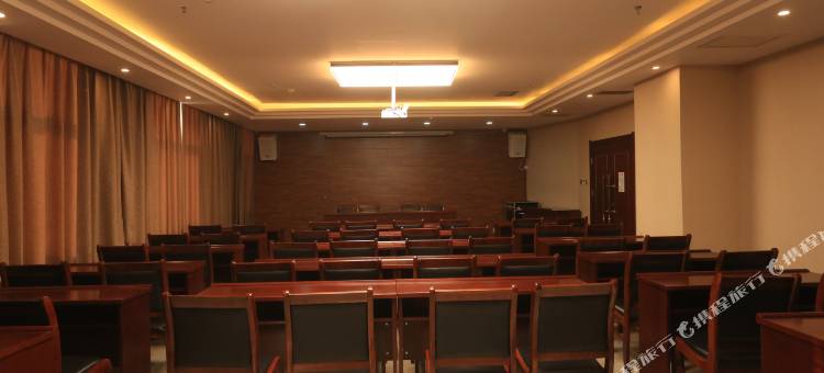 鸿泰商务酒店(卢氏金地苑店)图片