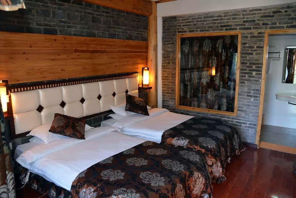 The Bruce Chalet Hotel Reviews And Room Rates - 