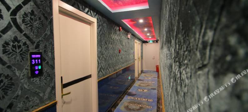 上海怡卿主题酒店(华鹏路地铁站店)图片