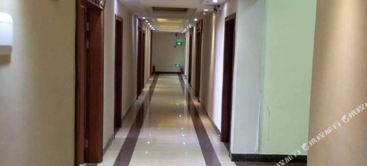 轻住酒店·鸿百年精选(信宜体育馆店)图片