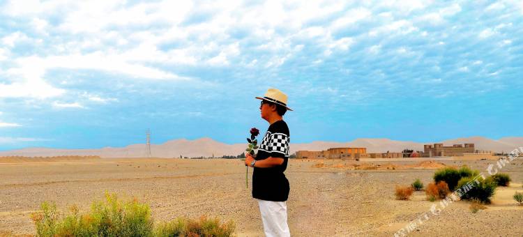 敦煌西行部落·房车自驾游营地图片