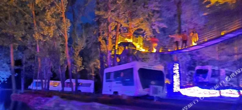 灵寿花溪谷树桥公园酒店图片