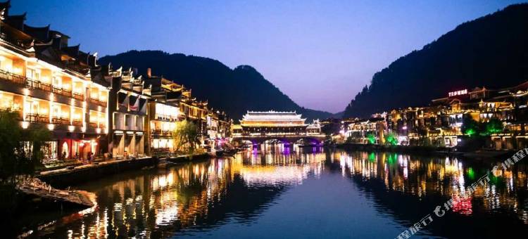 山谷花间.人文美学设计师观沱江夜景民宿(凤凰古城店)图片