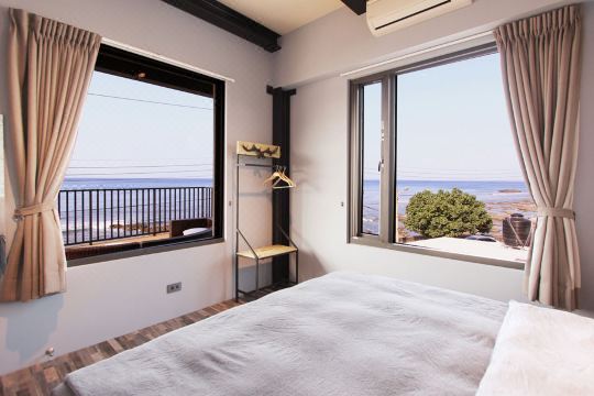 草儿在海边外景图