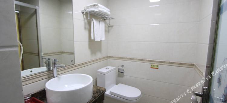 轻住酒店·鸿百年精选(信宜体育馆店)图片