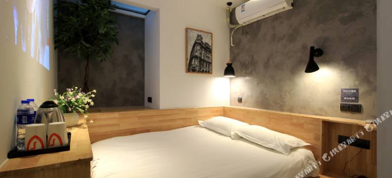 尖微空间旅行酒店(上海火车站二店)图片