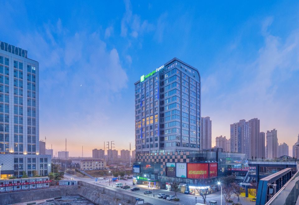 南昌西站智选假日酒店外景图