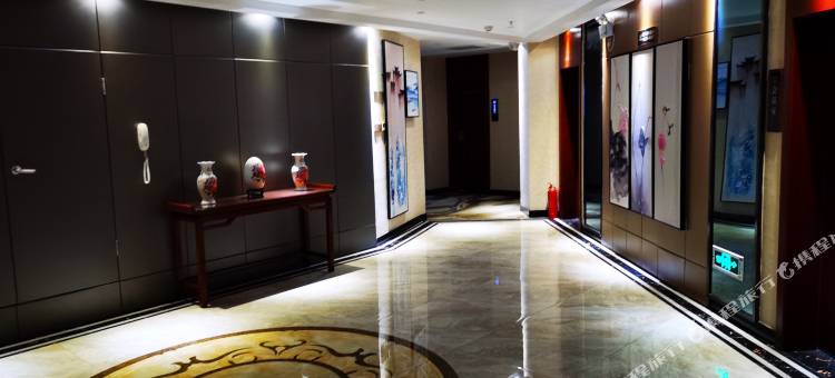 鸿泰商务酒店(卢氏金地苑店)图片