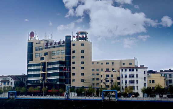 新昌鹤羣大酒店外景图