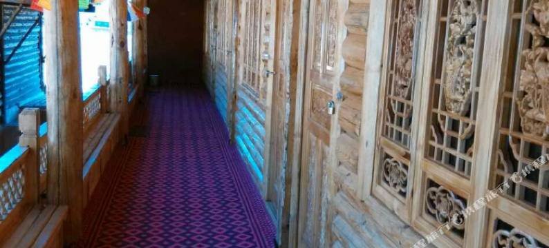 泸沽湖草海原色民居图片