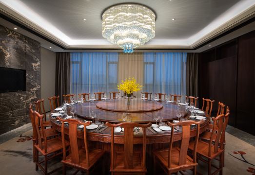 Ramada by Wyndham Zhengzhou Xinzheng Hotel Overview