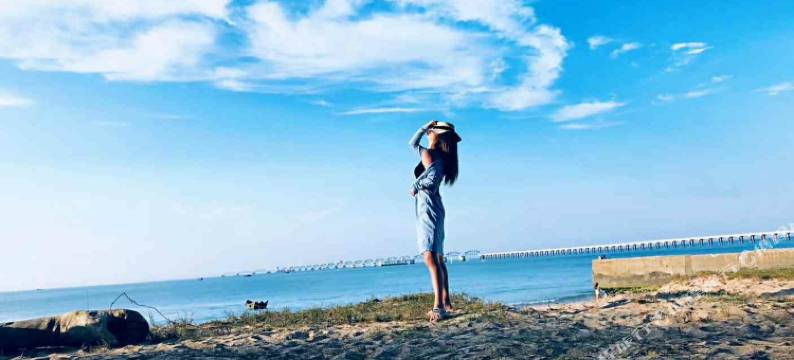 涠洲夕阳海岸沙滩木屋图片